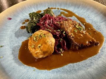 Weihnachten auf dem Teller veganer Braten mit Sauce, Rotkohl und Kloß