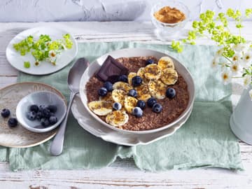 Quinoa Bowl mit Banane und Schoko Quinoa Bowl mit Banane und Schoko