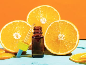 Duftneuheiten stimmen auf Sommer ein Orangenessenz mit frischen Orangen angerichtet