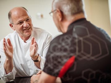 Prof. Dr. Stephan Roth im Gespräch mit Patienten Prof. Dr. Stephan Roth im Gespräch mit Patienten