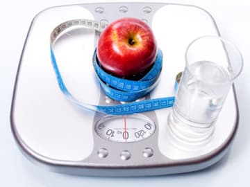 Waage mit Apfel Waage mit Apfel