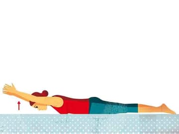 Rueckenuebung auf dem Bauch Rueckenuebung auf dem Bauch