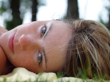 Frau im Gras Frau im Gras