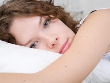 Frau liegt im Bett Frau liegt im Bett