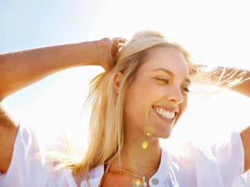 frau-blonde-haare-sonnenschutz.jpg