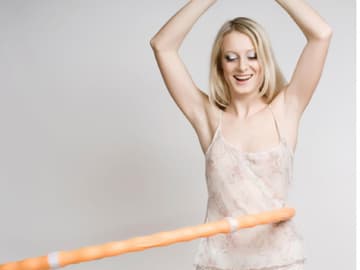 Frau mit Hula-Hoop Reifen Frau mit Hula-Hoop Reifen