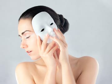 Frau mit Maske Frau mit Maske