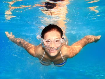 Frau schwimmt Frau schwimmt