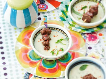 Sellerie-Kräuter-Rahmsuppe mit Lammspießen Sellerie-Kräuter-Rahmsuppe mit Lammspießen