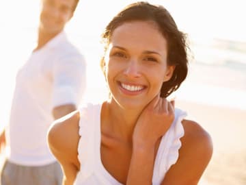 Frau in der Sonne am Strand Frau in der Sonne am Strand