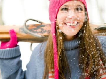 Frau mit Ski Frau mit Ski