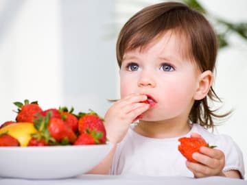 Kind essen Erdbeeren Kind essen Erdbeeren