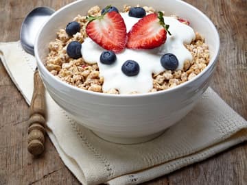 Müsli mit Frühling und Joghurt Müsli mit Früchten und Joghurt