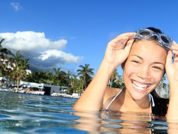 Frau badet im Meer Frau badet im Meer