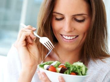Frau Salat essen Frau Salat essen
