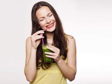 Frau trinkt einen Smoothie Frau trinkt einen Smoothie
