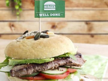 Selbstgemachter Burger mit Fähnchen Selbstgemachter Burger mit Fähnchen