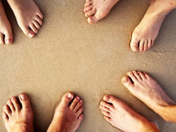 Füsse im Sand nutzen die Heilung der Mutter Erde Füsse im Sand