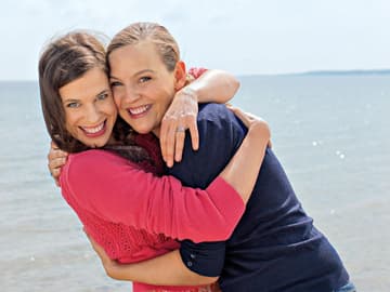 Zwei Frauen umarmen sich Zwei Freundinnen
