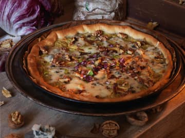 Tarte mit Blauschimmelkäse, Trauben, Walnüssen und Radicchio Tarte mit Blauschimmelkäse, Trauben, Walnüssen und Radicchio
