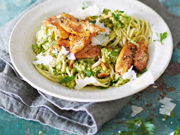 Spaghtetti mit Avocado-Pest und gebratenem Hähnchen Spaghtetti mit Avocado-Pest und gebratenem Hähnchen