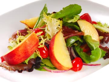 Paprika-Pfirsichsalat mit Nusstofu enthält viel Vitamin E Pfirsichsalat mit Paprika und Tofu