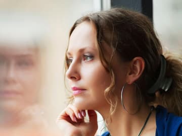 Introvertierte Frau Intrivertierte Frau