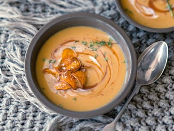 Maronensuppe mit Gemüsechips Maronensuppe mit Gemüsechips