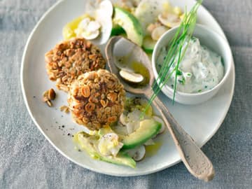 Erdnuss-Bratling mit Avocadosalat Erdnuss-Bratling mit Avocadosalat