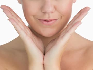 Frau hält Hände unter ihr Gesicht Gesicht einer Frau