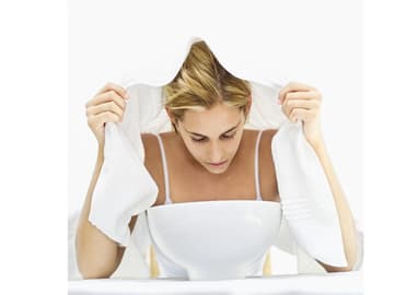 Frau inhaliert Frau inhaliert