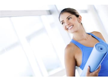 Frau mit blauer Yogarolle Frau mit Yogarolle