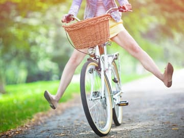 Frau fährt Fahrrad Frau fährt Fahrrad