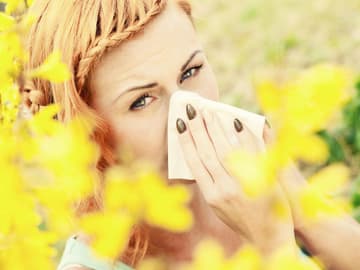 Frau ist erkältet Frau ist im Sommer erkältet