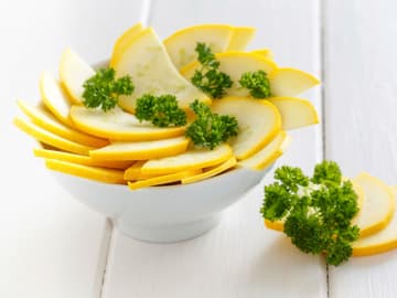 gelbe_zucchini_mit_pecorino_und_haselnussen.png