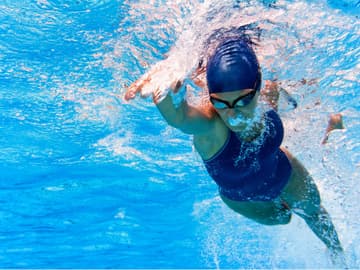Schwimmerin im Badeanzug Schwimmerin