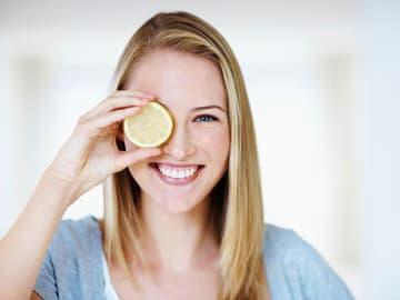 Vitamine Frau mit Zitrone