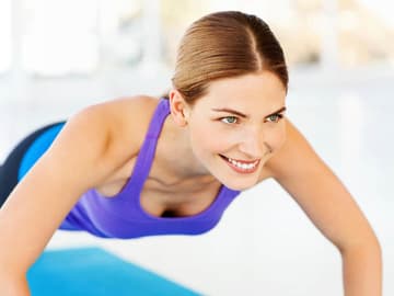 Frau beim Sport fitnessuebungen-im-alltag
