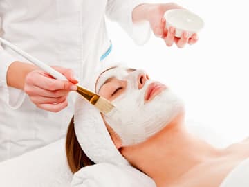 gesichtsmasken-zum-wohlfuehlen Frau mit Gesichtsmaske