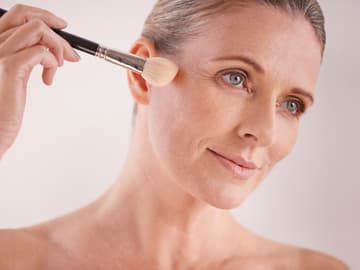 kosmetik-fuer-die-besten-jahre Frau Schminkt sich
