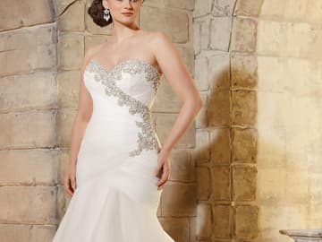 Braut in schickem Kleid Brautkleid-Meerjungfrau