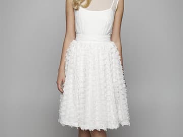 Frau mit kurzem Brautkleid Kurzes Brautkleid