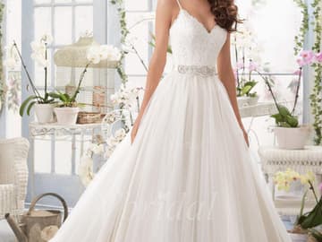 Braut in traumhaften Princess-Kleid prinzessinnenkleid