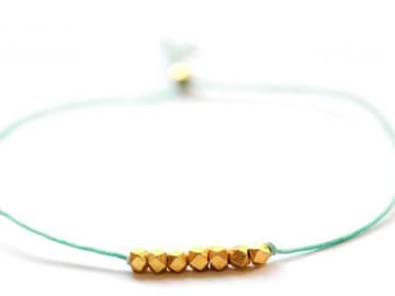 türkisfarbenes Armband mit Goldnuggets Seven wish Armband
