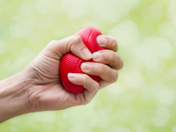 Hand zerquetscht Ball Formen von Stress