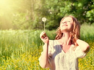Frau genießt die Sonne Linderung bei Allergien