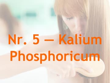 Frau mit Haarausfall Schüssler Salze gegen Haarausfall