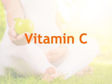 schwangere Frau mit Apfel Vitamine in der Schwangerschaft