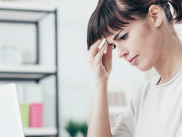 Frau mit Kopfschmerzen Frau mit Kopfschmerzen