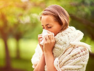 Frau niest allergien erkennen
